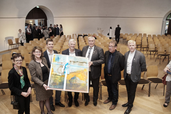 Übergabe des Gemäldes der Künstlerin Elisabeth Hilger aus Oberzissen mit dem Bild „Scala Imperiale“